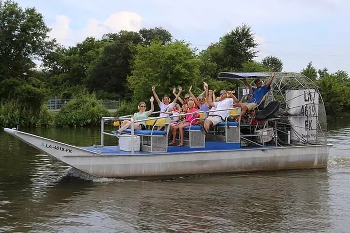 Oak Alley Plantation and Large Airboat Swamp Tour from New Orleans