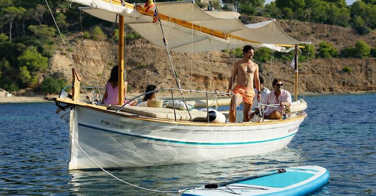 Paseo en llaut mallorquín eléctrico desde Puerto Portals, Mallorca