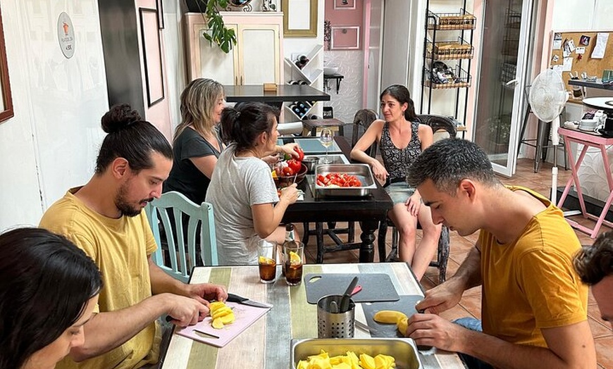 Image 3: Clase de Cocina de Tapas Española con Música de Guitarra en Vivo