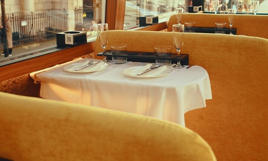 Image 4: Tower of London Luxury Bus Tour with Champagne