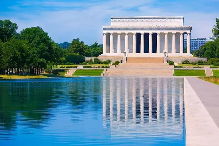 4-Hr DC Monuments Small Group Sightseeing Guided Tour