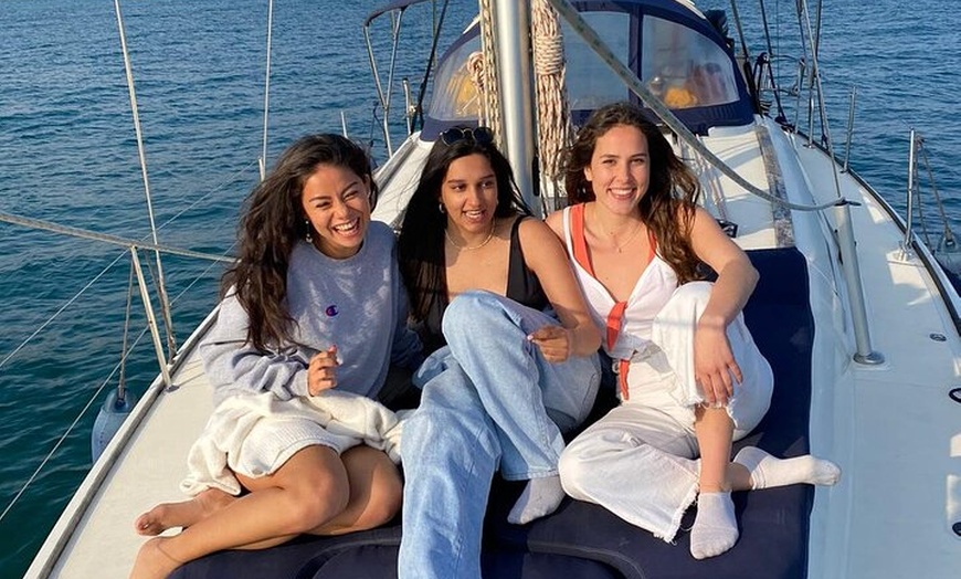 Image 9: Tour al atardecer en Barco Velero en Barcelona con Cava