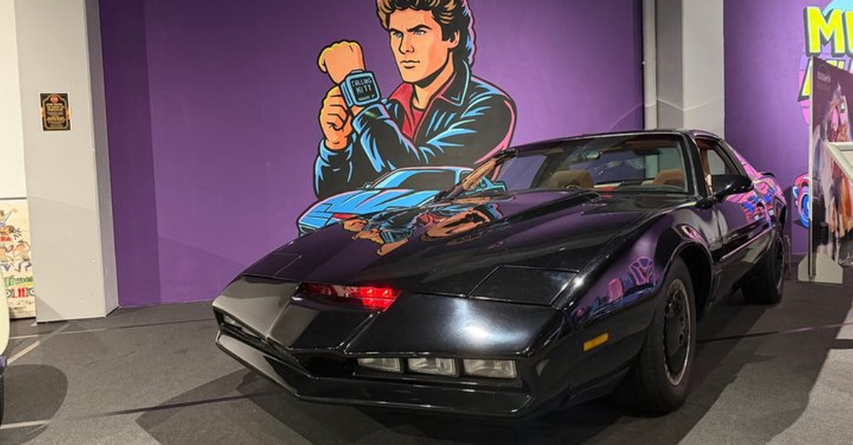 Cartel de Museo del Motor en Alicante: visita en un TESLA