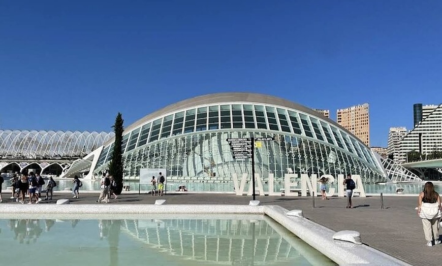 Image 3: Tour privado en moto eléctrica: Ciudad Vieja, Jardines y Ciudad de ...