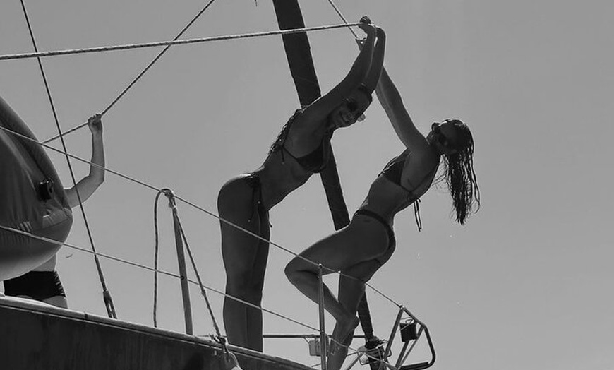 Image 12: Navegación en Velero de Lujo con Aperitivo y Juguetes Acuáticos