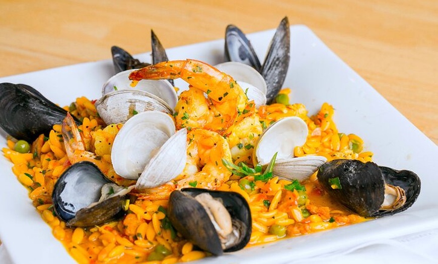 Image 4: Cocinar tres tipos de paella + postre (incluye 4 - comida de curso)