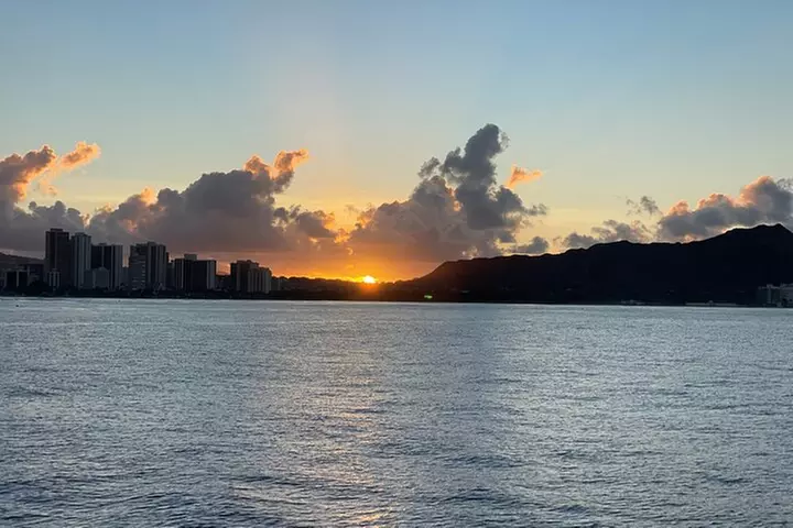 Whale Watching and Sunrise Breakfast Cruise in Honolulu