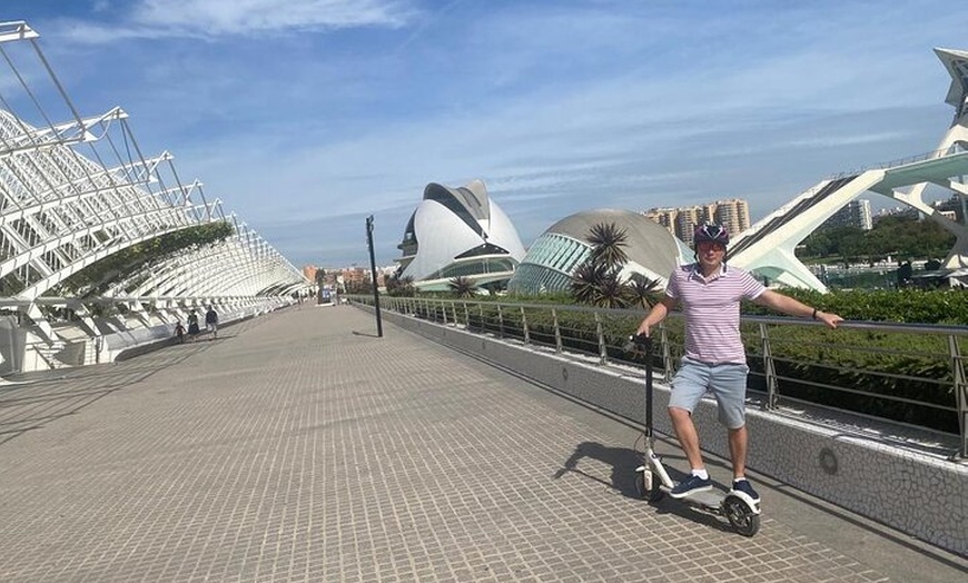 Image 5: Tour privado en moto eléctrica: Ciudad Vieja, Jardines y Ciudad de ...