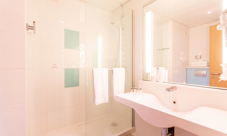 Image 7: ✈ ITALIA | Bologna - Living Place Hotel 4* - Piscina esterna