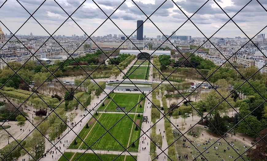 Image 7: Visite de l'ascenseur de la Tour Eiffel au deuxième étage et option...