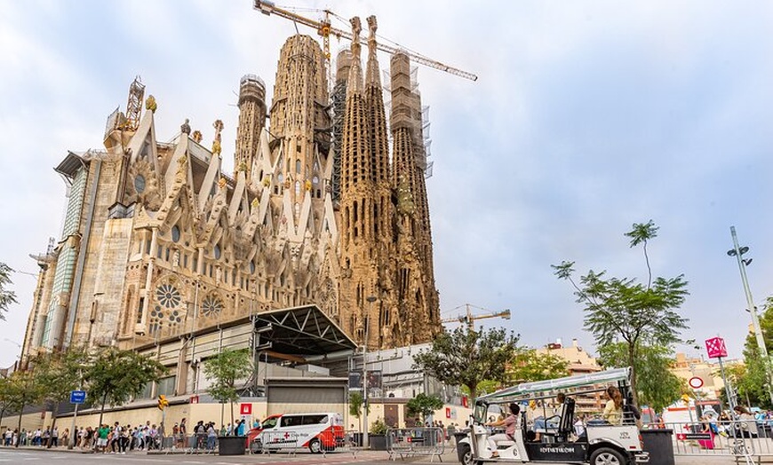 Image 5: Tour de Bienvenida a Barcelona en Eco Tuk Tuk Privado