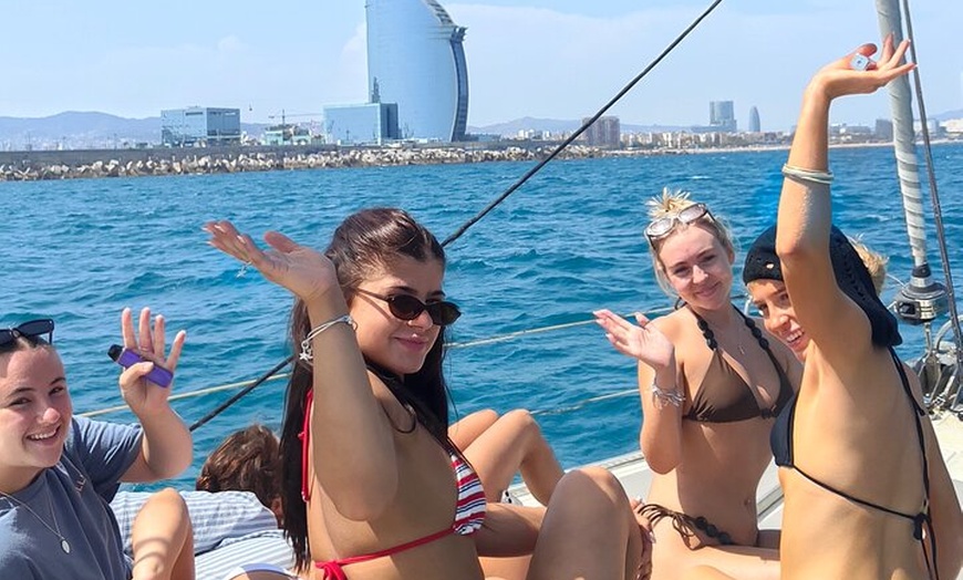 Image 4: Barcelona Sailing Experience 2 hs con aperitivos y bebidas Premium