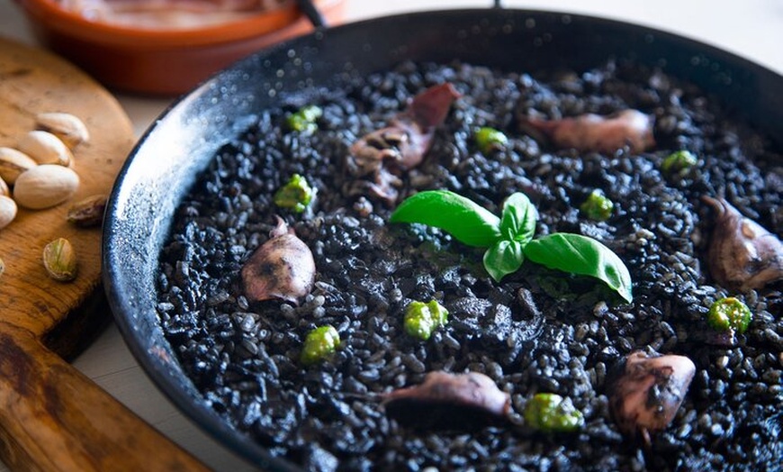 Image 2: Hacer Tapas y Paella Españolas + Vino Ilimitado (3 - Comida de Plato)