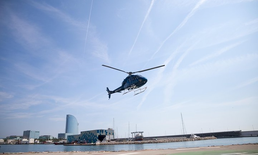 Image 9: 360º Barcelona: Visita del Casco Antiguo, Vuelo en Helicóptero y Pa...