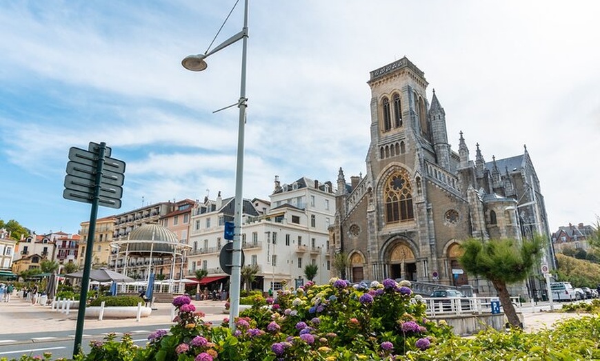 Image 3: Bonjour Biarritz : Private 2 - Heure Intro City Walk avec Guide Local