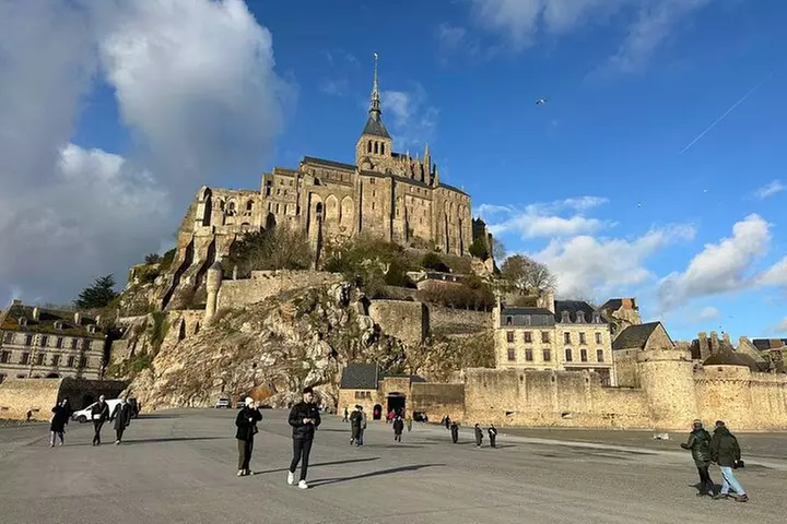 Excursion d'une journée privée au Mont-Saint-Michel et en Normandie au départ de Paris - Primary Image