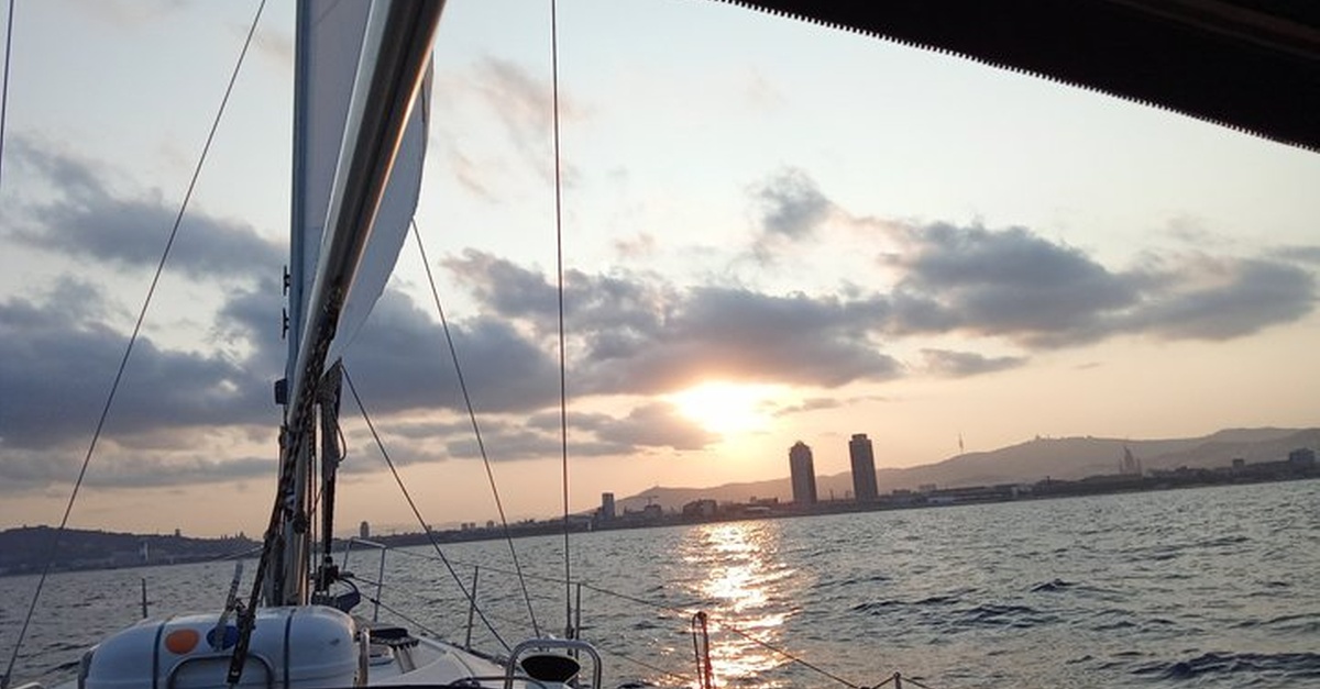 Tour privado en barco por Barcelona con bebidas y aperitivos