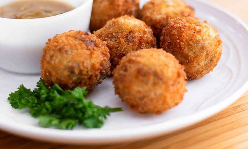 Image 12: Hacer Tapas y Paella Españolas + Vino Ilimitado (3 - Comida de Plato)