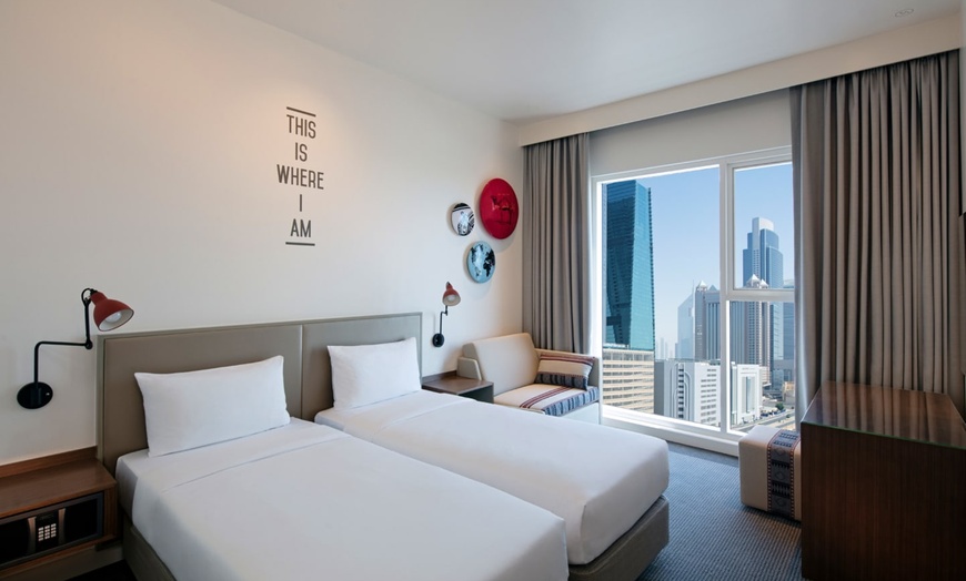 Image 3: ✈ EMIRATS ARABES UNIS | Dubaï - Rove Trade Centre 3* - Piscine exté...