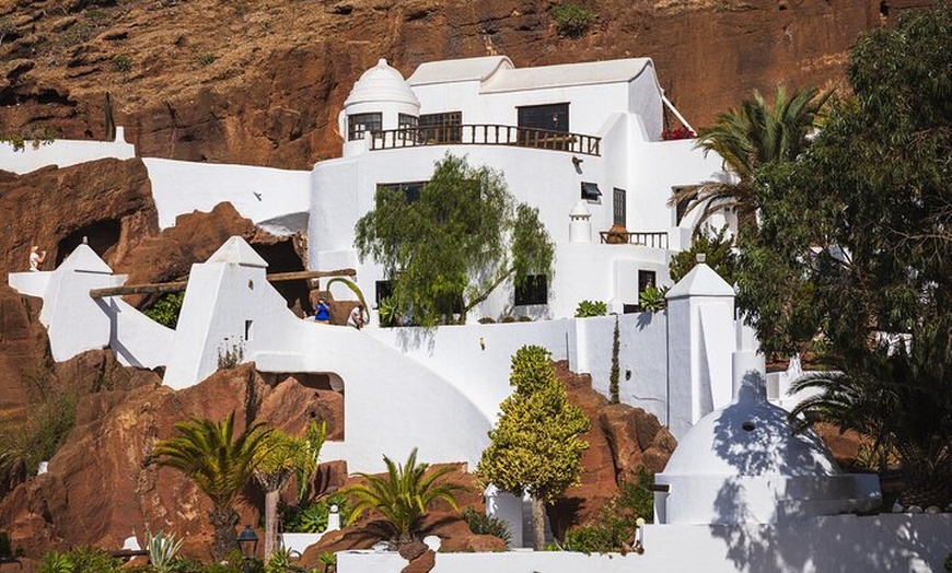 Image 3: Lanzarote Private DayTrip to Teguise Market & Volcanic LagOmar
