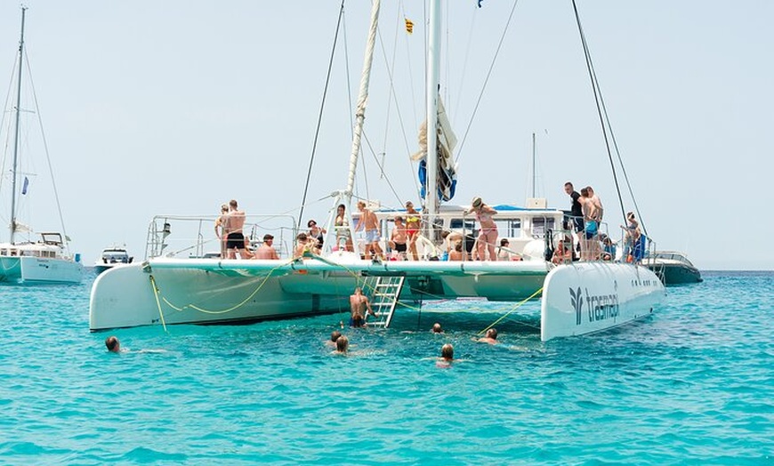 Image 5: Excursión desde Ibiza a Playa de Illetas en Catamarán con Comida