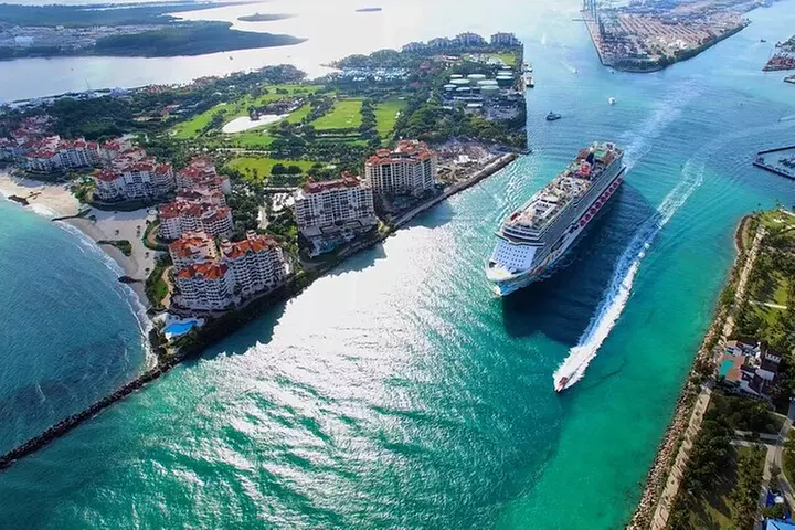 Miami Top-Rated Helicopter Tour: South Beach, Downtown & Islands