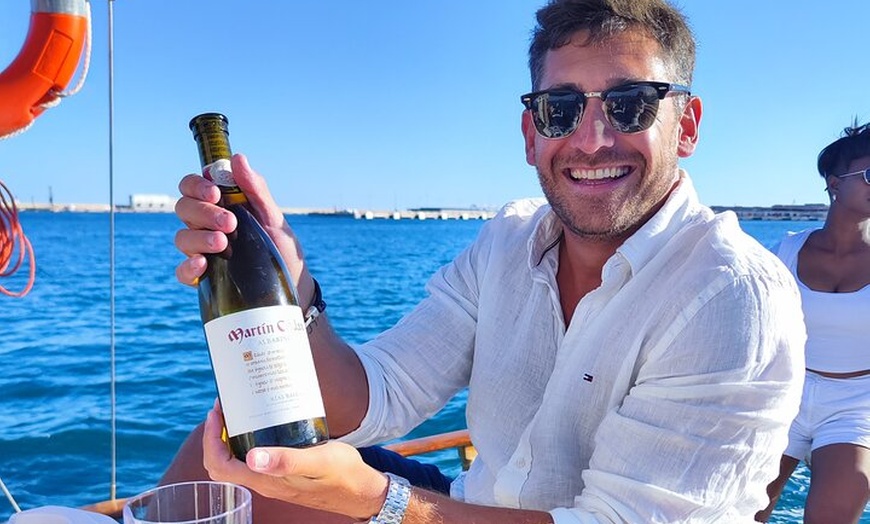 Image 1: Experiencia Gastronómica a Bordo de Velero Clásico en Palma