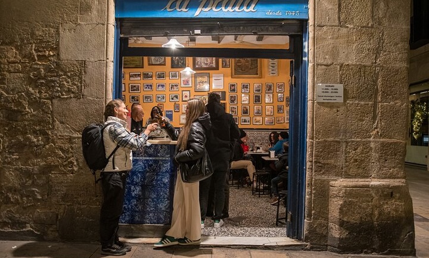 Image 11: Come Como un Local en Barcelona : Tapas, Vino & Tradición
