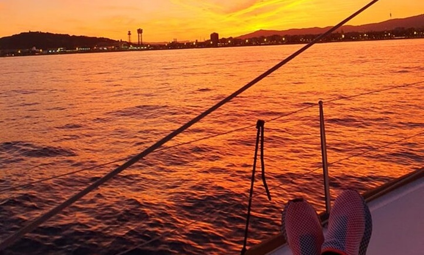 Image 7: Barcelona Sunset Private Sailing con barra libre y aperitivos