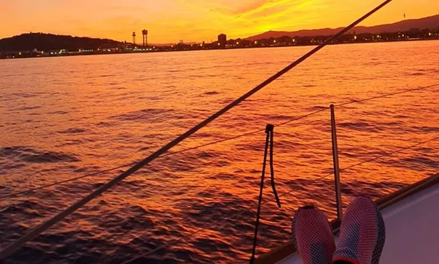 Image 8: Barcelona Sunset Private Sailing con barra libre y aperitivos