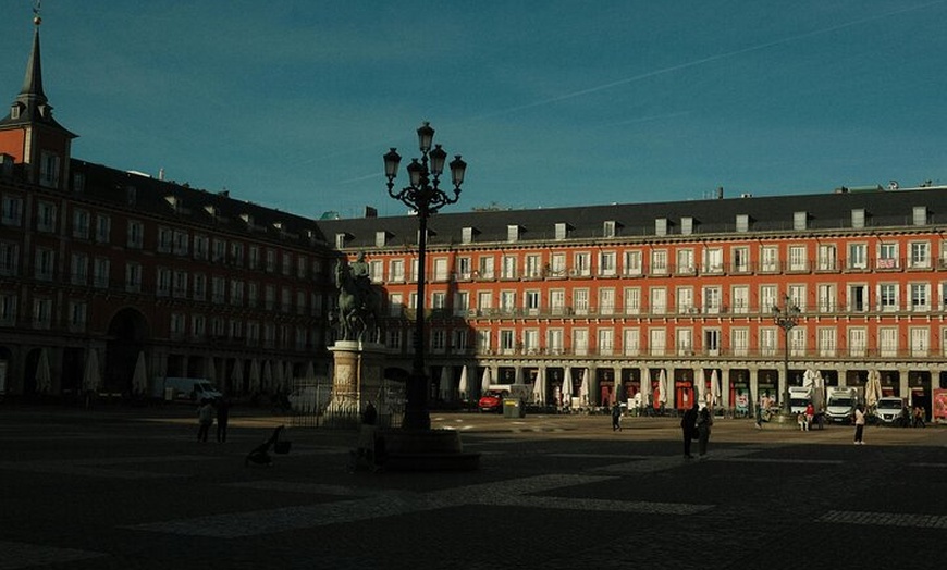 Image 2: Sesión de fotos profesional de Timeless Elegance en Plaza Mayor
