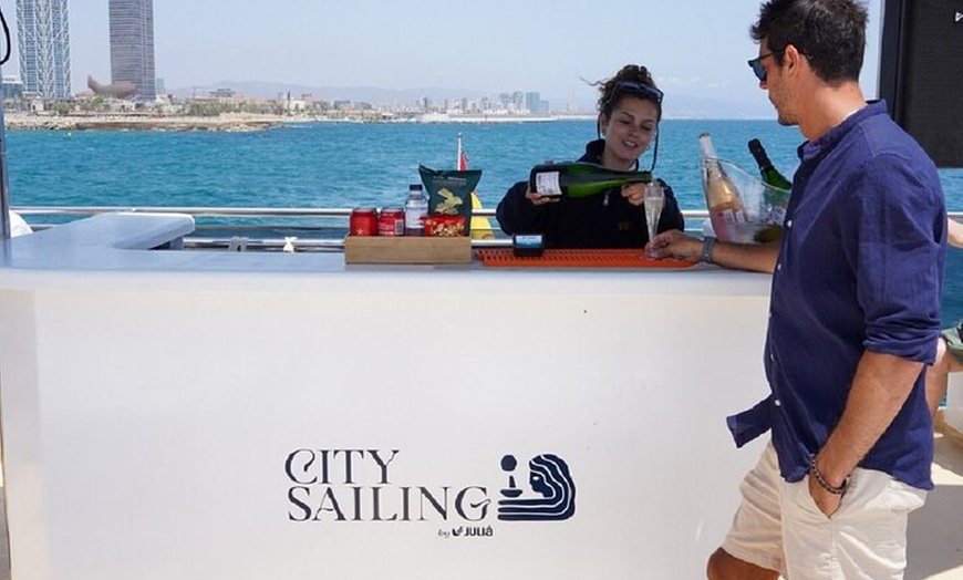 Image 10: Crucero en catamarán al atardecer con música en directo en Barcelona
