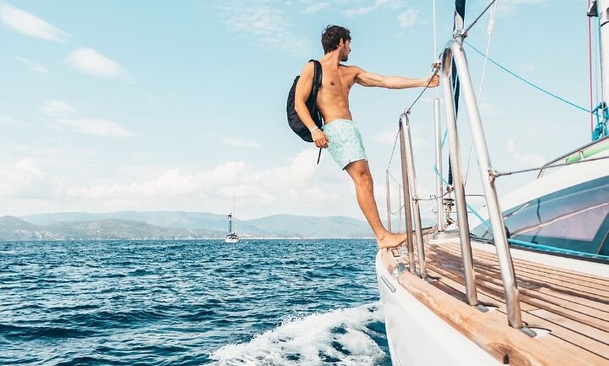 Image 15: Navegación en Velero de Lujo con Aperitivo y Juguetes Acuáticos