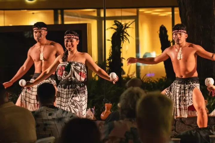 Queens Waikiki Luau with Dinner Buffet and Cultural Activities