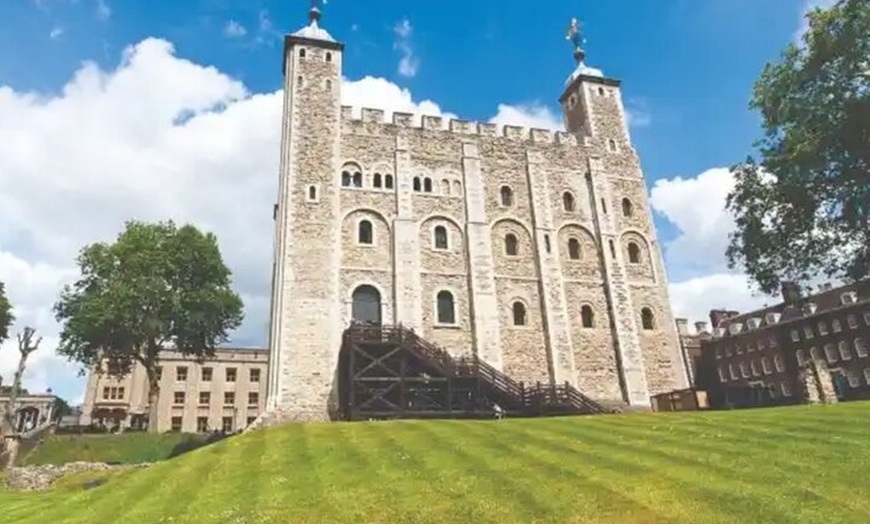 Image 4: Amazing London Walking Tour 50 Iconic Landmarks
