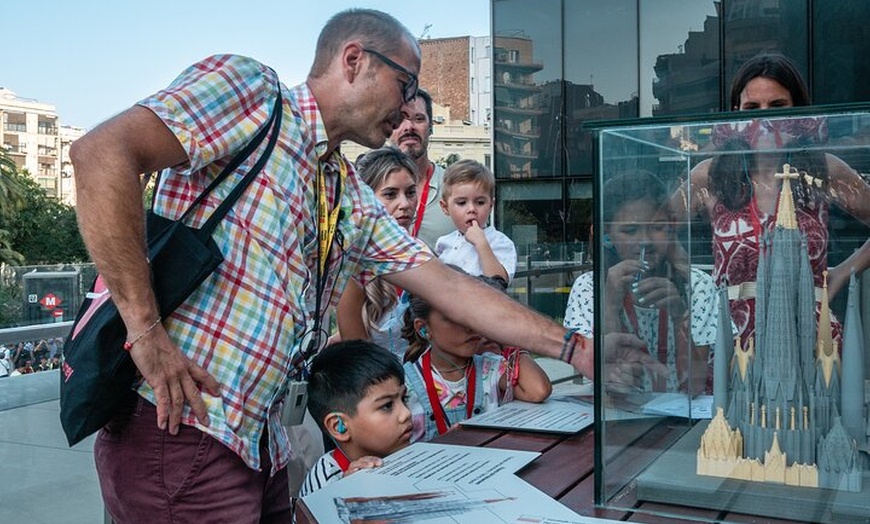 Image 2: Excursión en grupo pequeño a la Sagrada Familia de Barcelona para n...