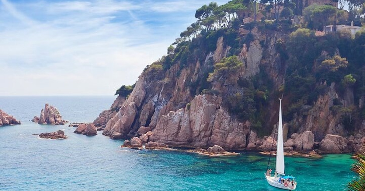 Tour privado en velero con snorkel por la Costa Brava desde Barcelona