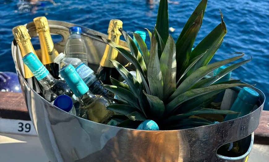 Image 17: Crucero por la playa y deportes acuáticos, tapas, bebidas y frutas.