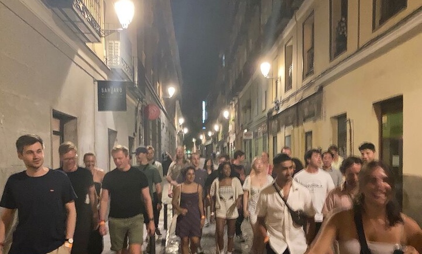 Image 23: Pubcrawl de Halloween en Madrid – Barra libre, chupitos y entrada V...