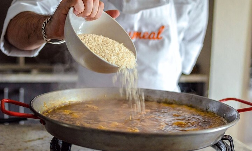 Image 7: Cocinar tres tipos de paella + postre (incluye 4 - comida de curso)