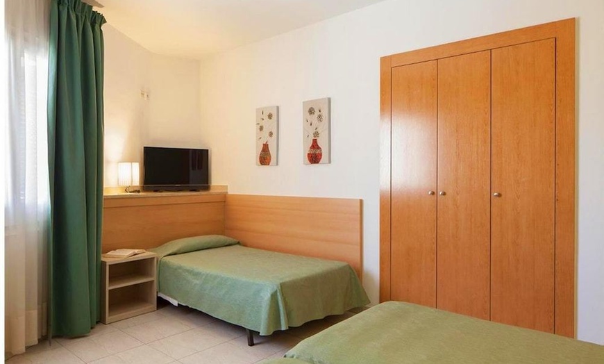 Image 4: ✈ COSTA BRAVA | Lloret de Mar - Hotel Ninays 2*, 2 Nächte - Außenpool