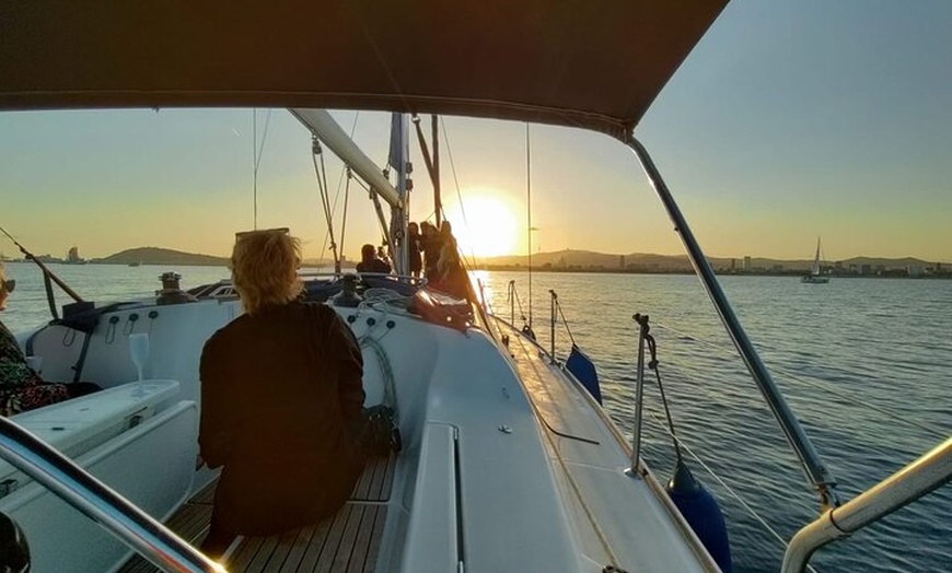 Image 9: Paseo en barco a la puesta de sol en grupo reducido