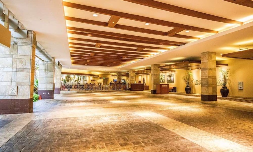 Image 13: ✈ HAWAÏ | Honolulu - Embassy Suites by Hilton Waikiki Beach Walk 4*...