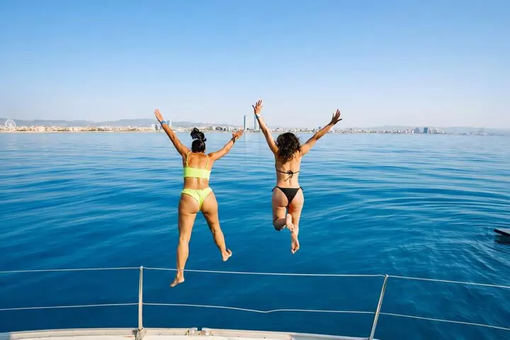 Crucero al atardecer en Barcelona liderado por Young & Local Captain