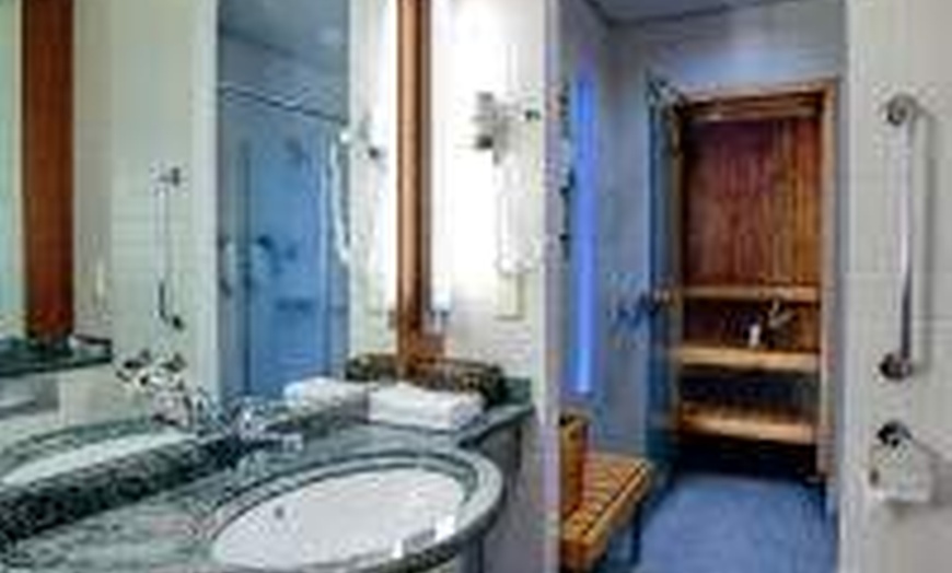 Image 8: ✈ LAPONIE | Rovaniemi - Santa's Hotel Santa Claus avec chasse aux a...