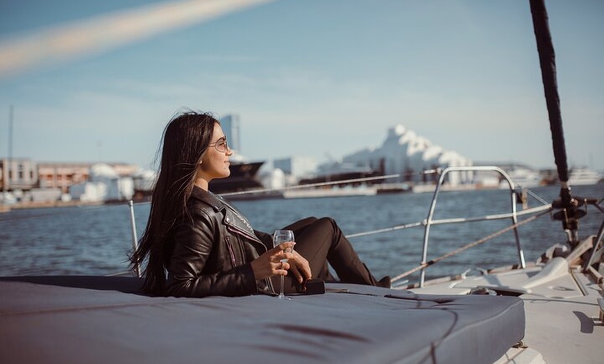 Image 2: Tour al atardecer en Barco Velero en Barcelona con Cava