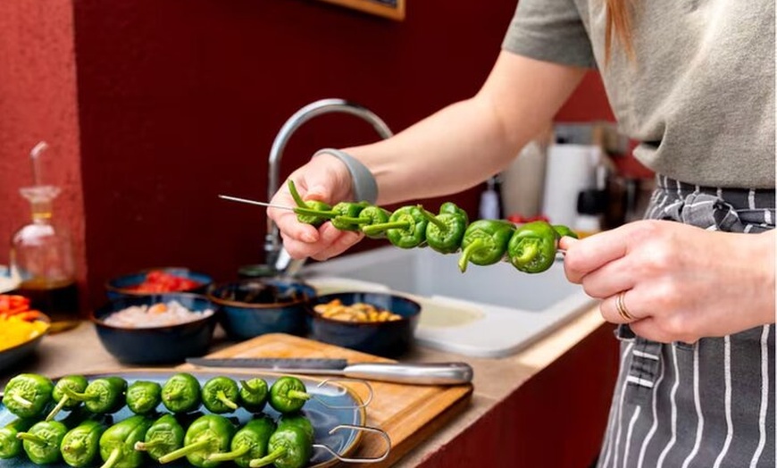 Image 23: Barbacoa Paella en una terraza en Barcelona con un chef
