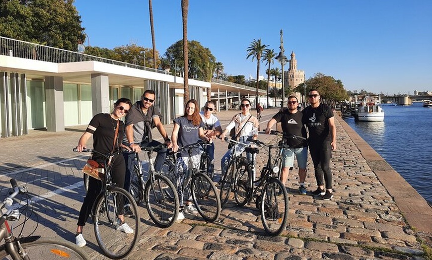 Image 3: Recorrido en bicicleta por Sevilla con alquiler de bicicleta de día...