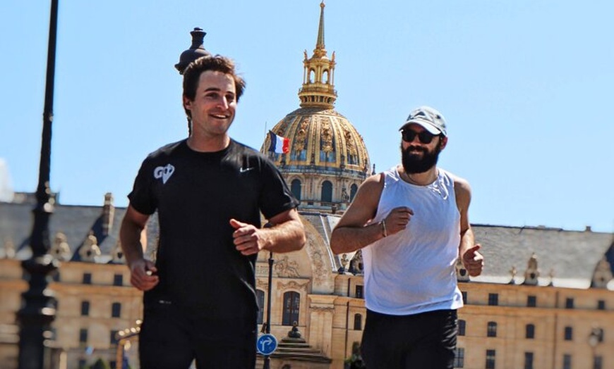 Image 5: Courez les principaux sites touristiques de Paris avec un local: 8K...