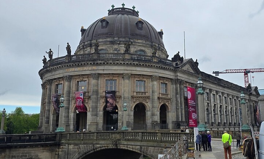 Image 8: Berlin VIP TOUR - Private Bus Tour inklusive Chauffeur und Guide